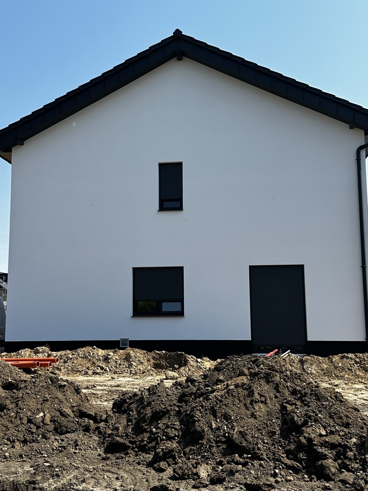 Giebelseite mit anthrazitfarbenen Rollläden