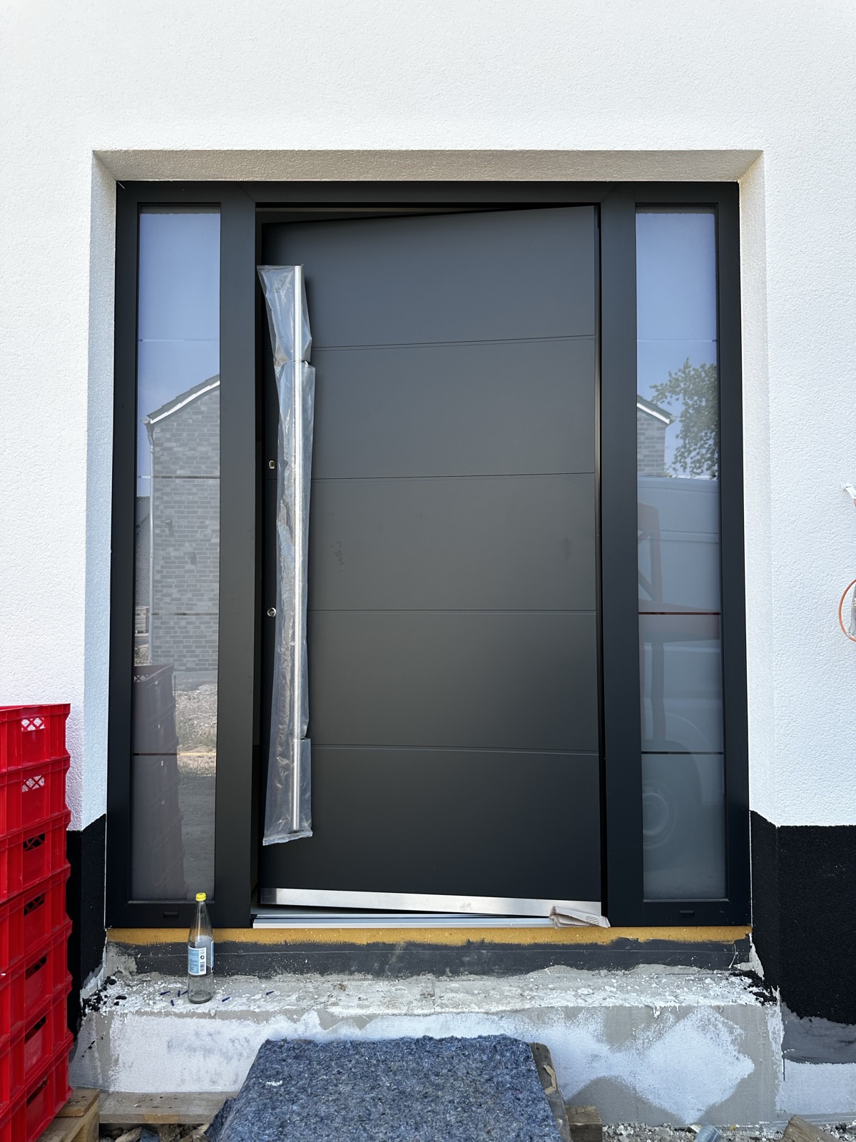 Moderne Aluminium-Haustür in Anthrazit