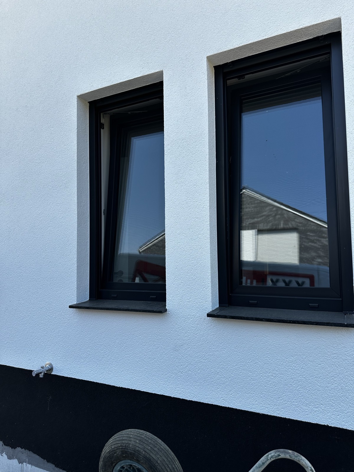 Anthrazitfarbene Aluminium-Fenster im Detail