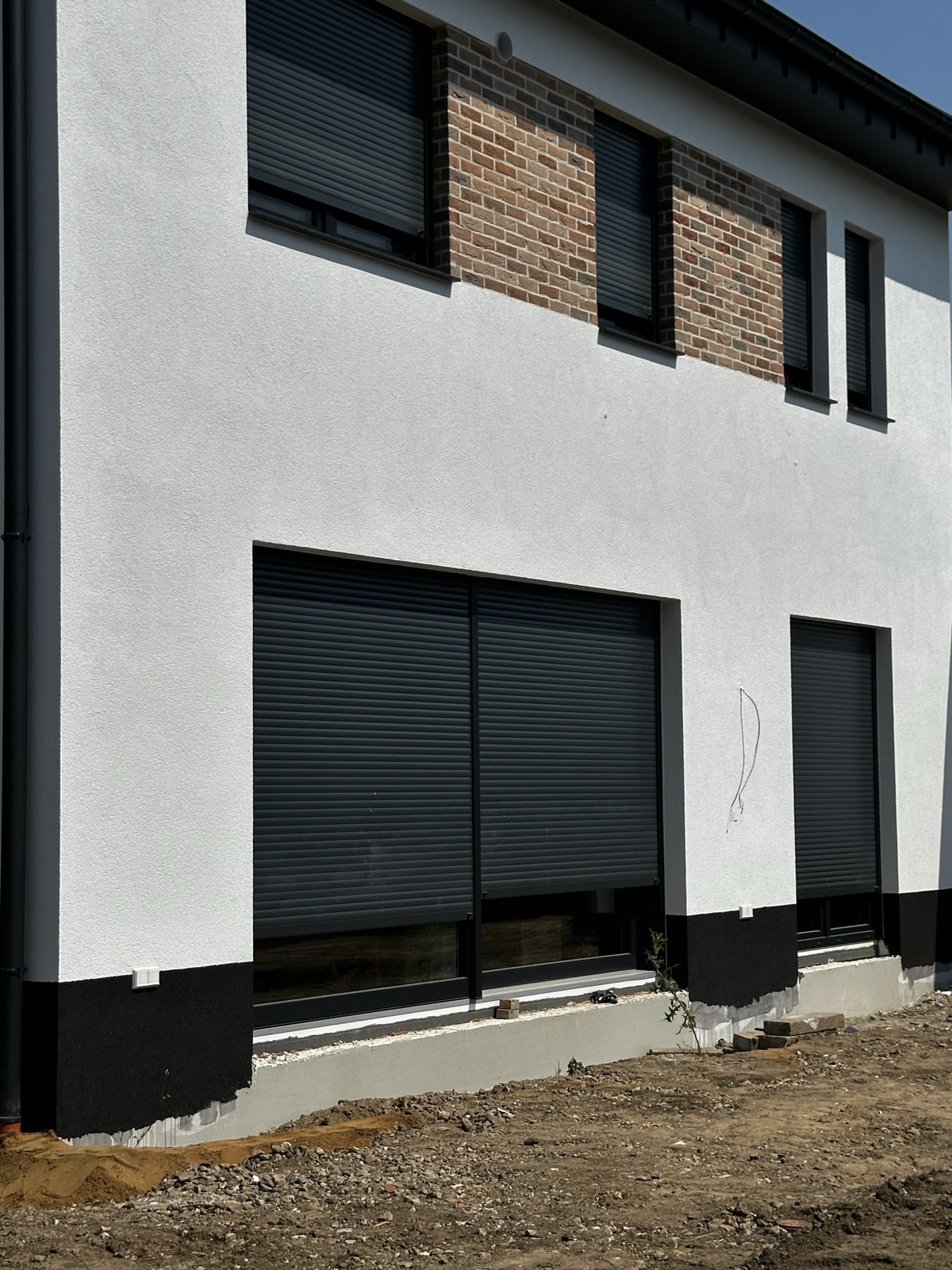 Rückseitige Fassade mit heruntergelassenen Rollläden