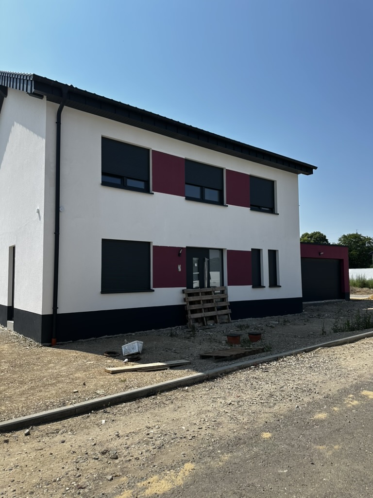Haus und Garage, seitliche Vorderansicht