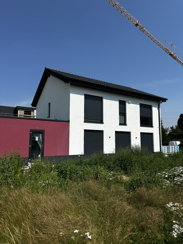 Rückseitige Schrägansicht mit Rollläden