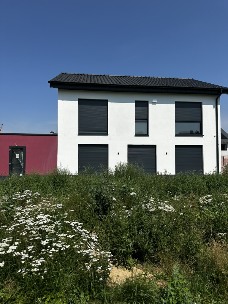 Rückfassade mit geschlossenen Rollläden