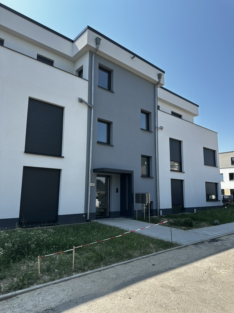 Eingangsbereich mit Briefkastenanlage, seitliche Ansicht