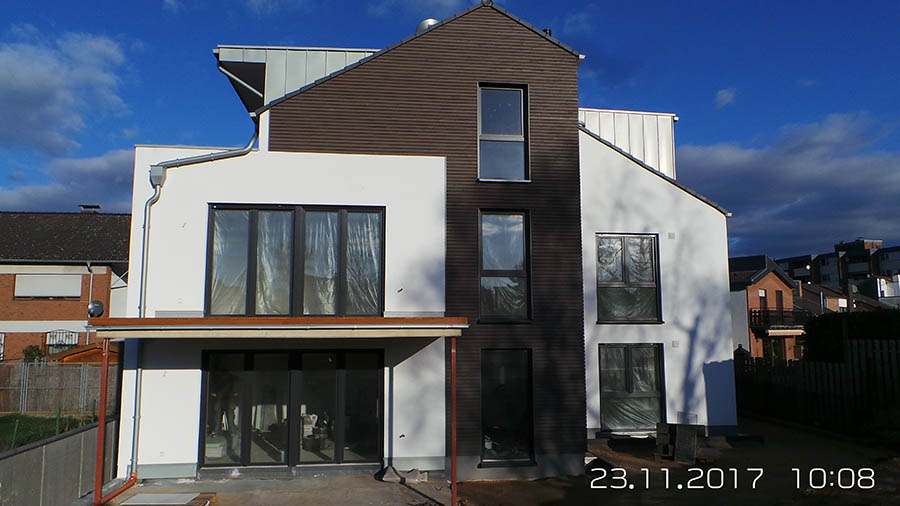 Fassade mit neuen Fenstern